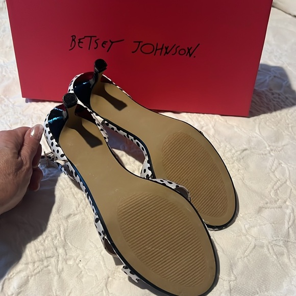 New in Box Betsy Johnson Mea Dalmatian heels Ankle Strap Flower Accent Size 8 - Picture 5 of 6